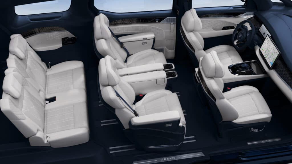פנים הרכב של המיניוואן החשמלי זיקר 009 עם שישה מקומות ישיבה