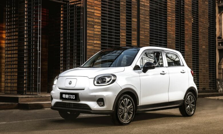 רכב חשמלי ליפ מוטור T03 קומפקטי בצבע לבן