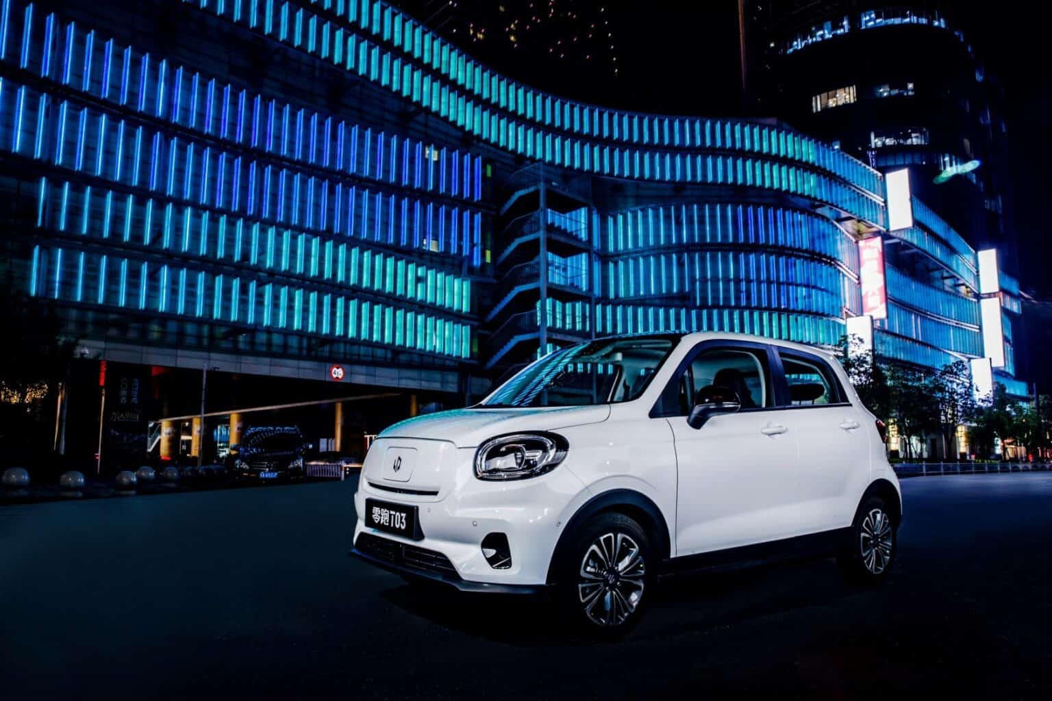 רכב חשמלי ליפ מוטור T03 קומפקטי בצבע לבן