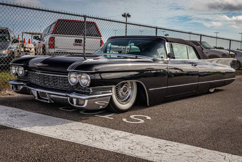 קאדילק שחורה מסדרה 62 דגם 1960 בתערוכת רכב מקומית בפלורידה ארצות הברית