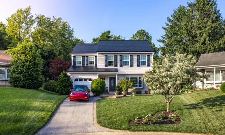 בית עם רעפים סולארים של טסלה