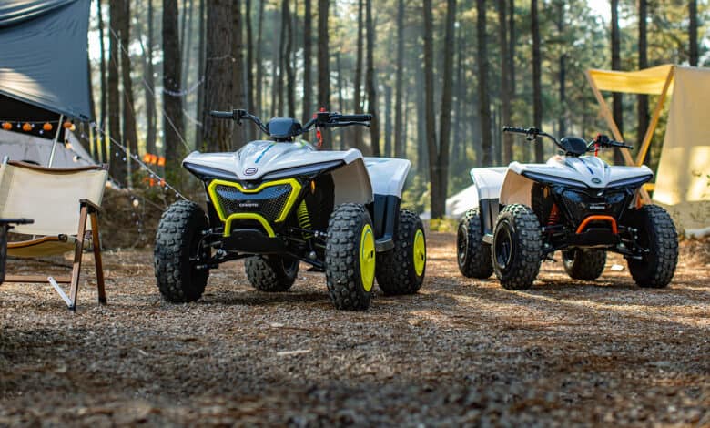 שני טרקטורונים חשמליים של CFMoto