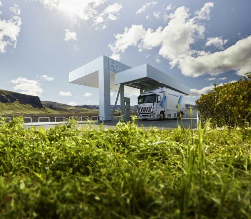 משאית מימן יונדאי XCIENT Fuel Cell בתחנת מימן