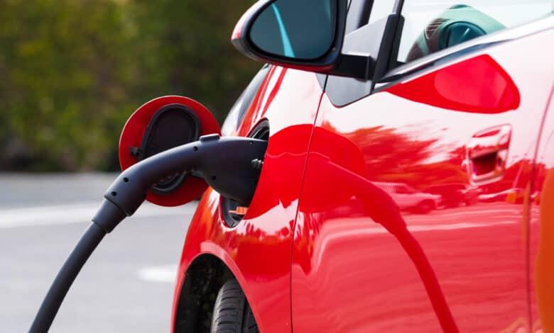 רכב חשמלי מחובר לעמדת טעינה