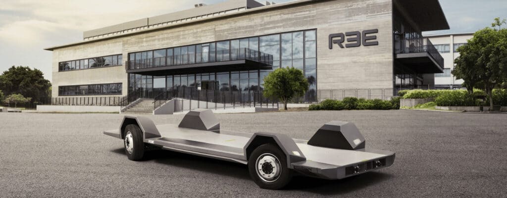 הפלטפורמה החשמלית של REE כשברקע המשרדים הראשיים של חברת REE