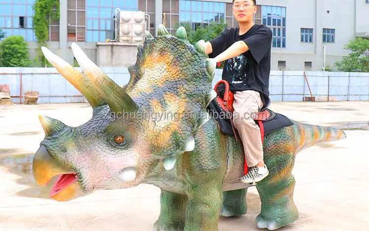 בחור סיני רוכב על דינוזאור חשמלי