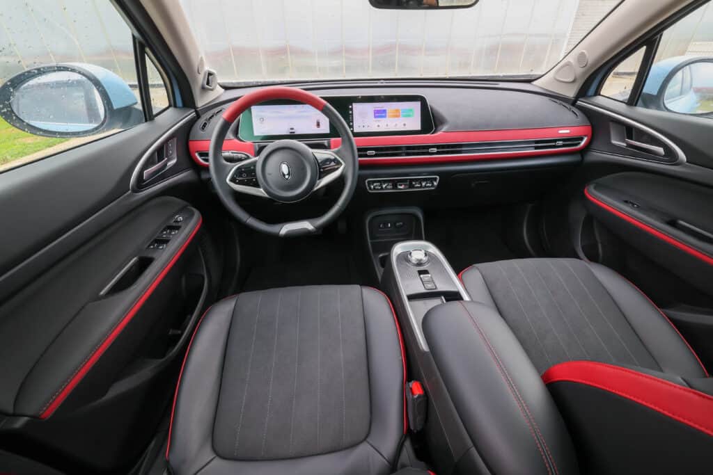 פנים הרכב של גרסת ה-GT של ORA פאנקי קאט