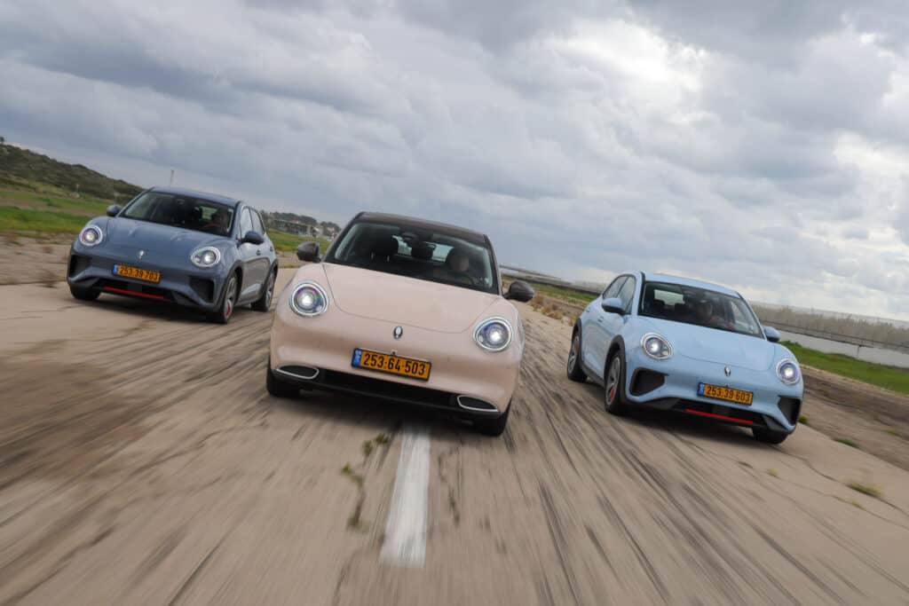 שלושה רכבים חשמליים ORA פאנקי קאט על הכביש