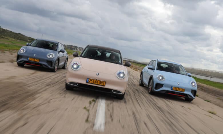 שלושה רכבים חשמליים ORA פאנקי קאט על הכביש