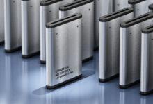 סוללות ליתיום לרכב חשמלי עומדות אחת ליד השניה