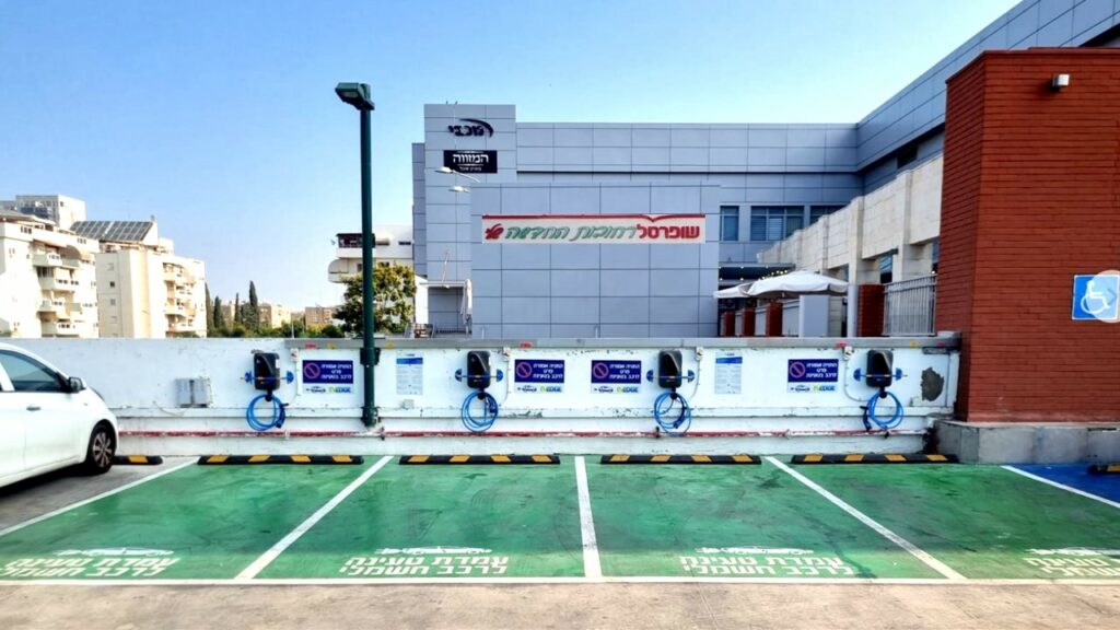 עמדות הטעינה של EV Edge בסניף שופרסל