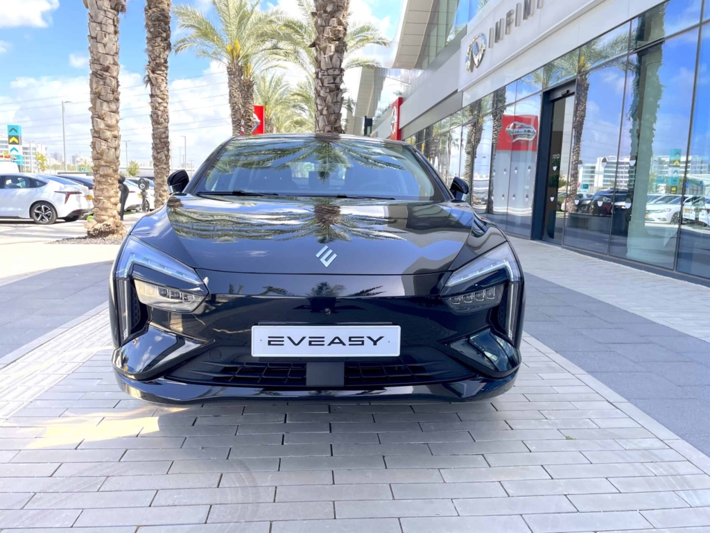 קדמת הרכב של EVEASY לימו במתחם של פריזבי בראשון לציון