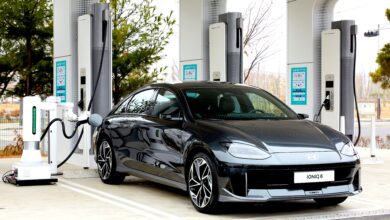 יונדאי איוניק 6 מחוברת לעמדת טעינה באמצעות רובוט אוטונומי של יונדאי