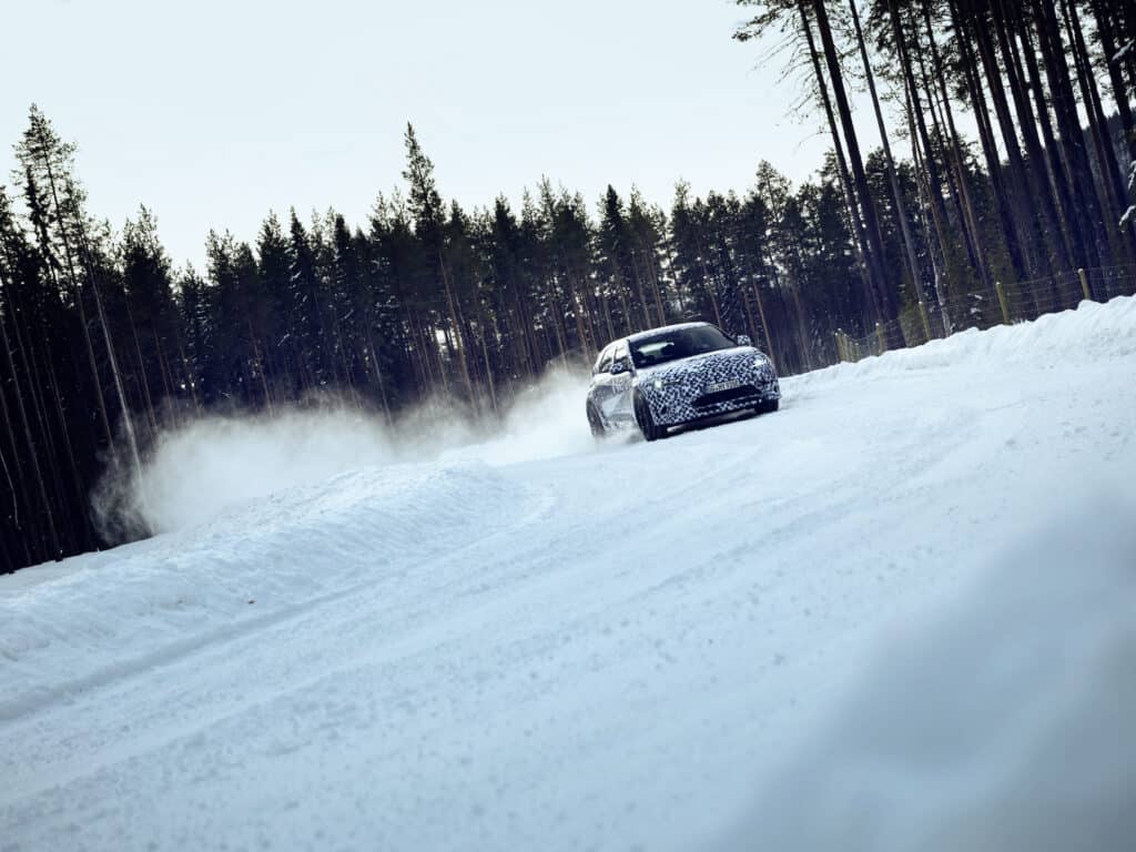 יונדאי איוניק N על מסלול שלג בשוודיה