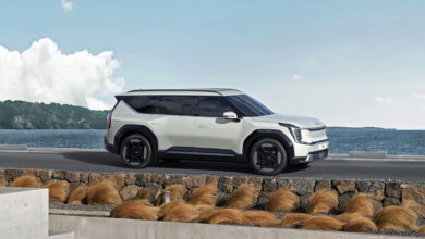 גרסת הייצור של קיה EV9 בצבע לבן בנסיעה על כביש