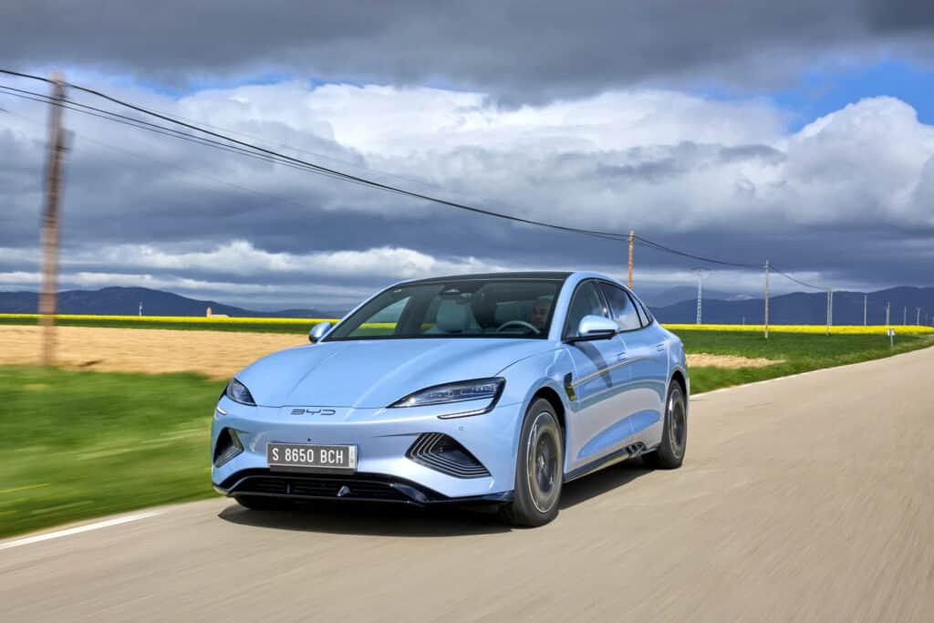 BYD סיל בצבע תכלת בנסיעה