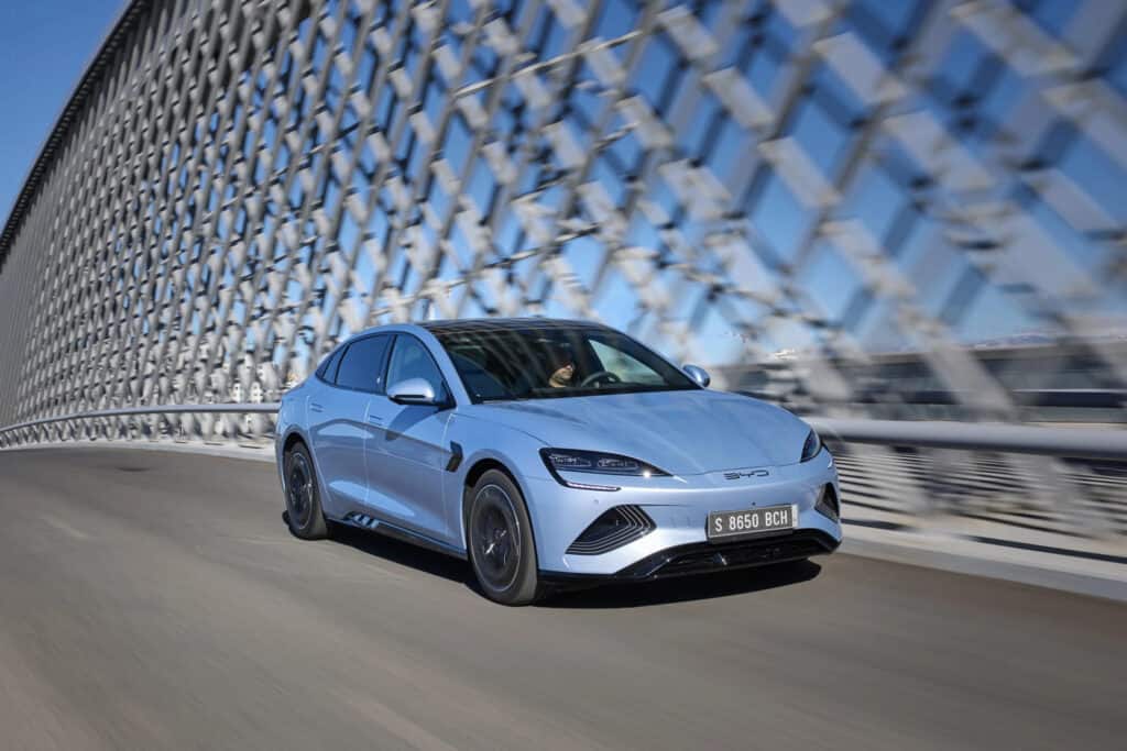 BYD סיל בנסיעה על גשר