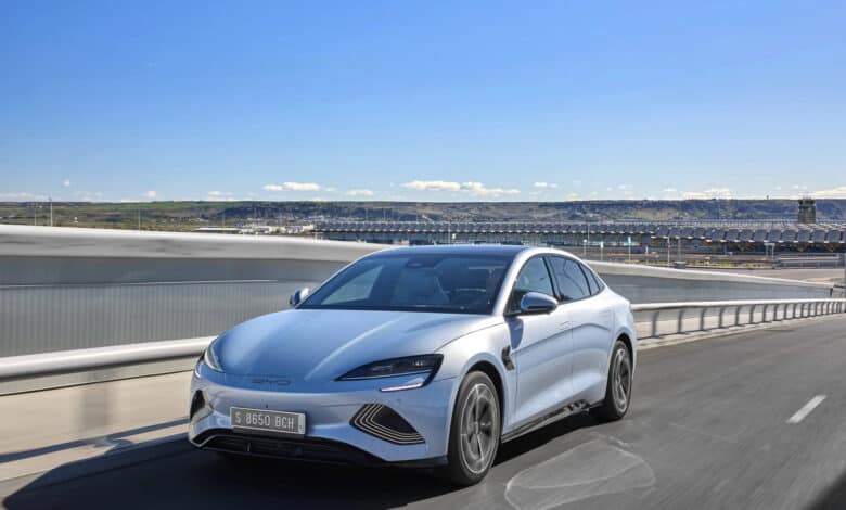 BYD סיל בנסיעה על כביש