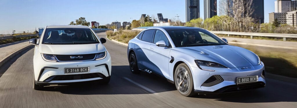 שני רכבים חשמליים של BYD בנסיעה על כביש - סיל ודולפין