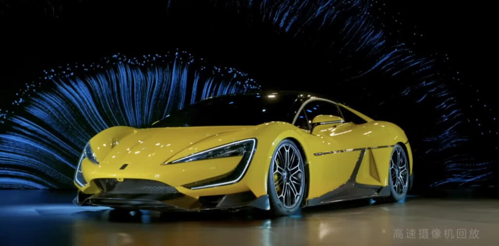 רכב העל של BYD בהצגה על הבמה