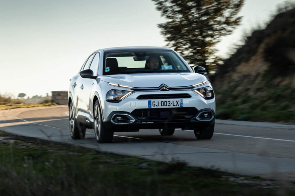 סיטרואן e-C4x חשמלית בנסיעה על כביש