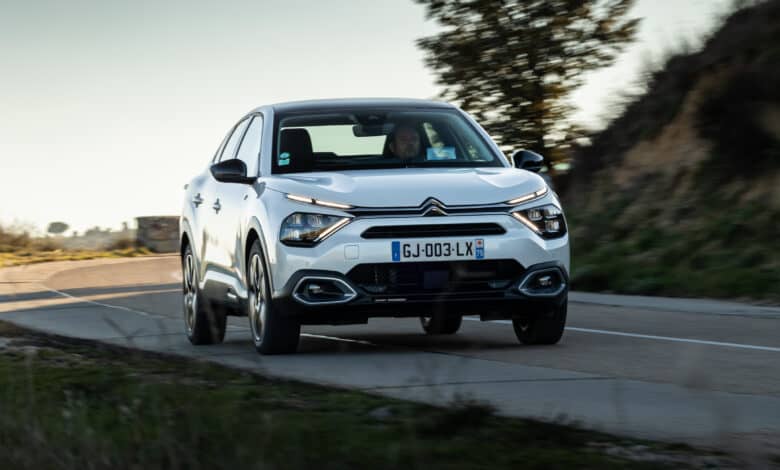 סיטרואן e-C4x חשמלית בנסיעה על כביש