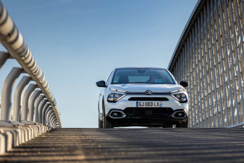 סיטרואן e-C4x חשמלית בנסיעה על כביש