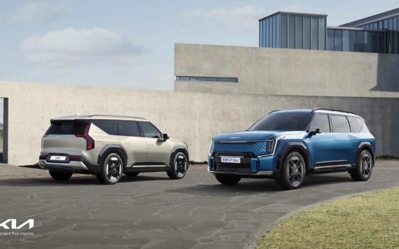 שני רכבי קיה EV9 עומדים זה לצד זה