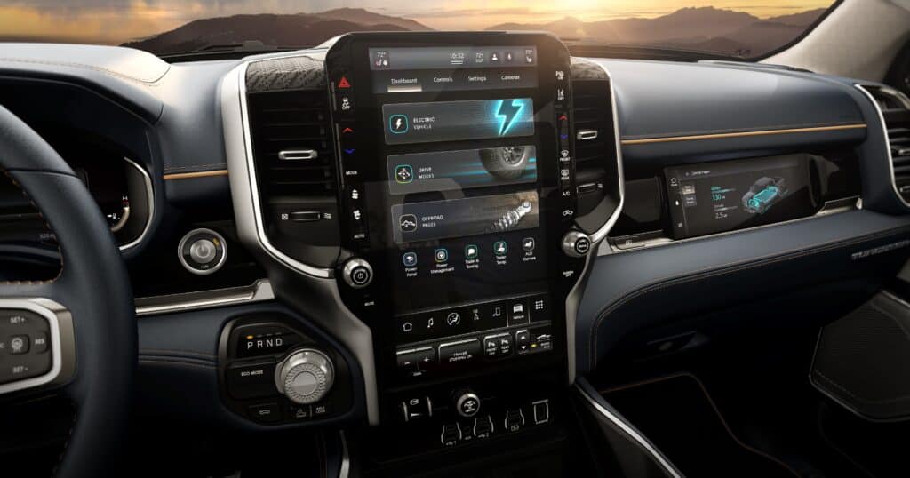 פנים הרכב וסביבת הנהג של RAM 1500 REV