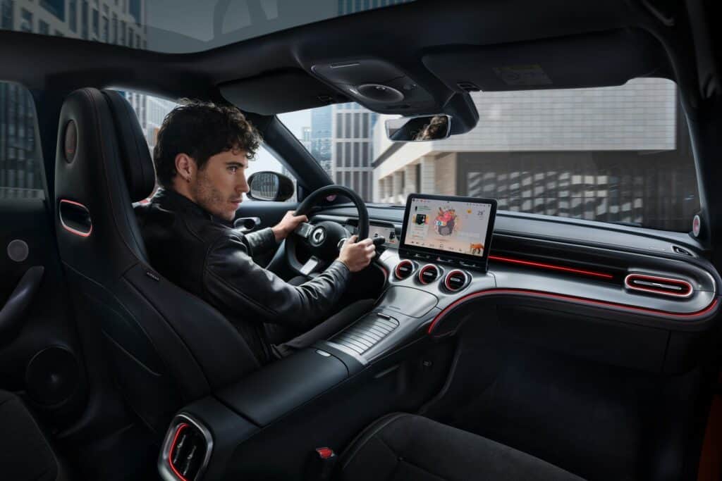 פנים הרכב של הסמארט #3 עם סביבת נהג מינימליסטית, ומסך מולטמדיה במרכז הרכב