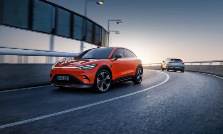 סמארט #3 חשמלית בנסיעה על גשר עירוני