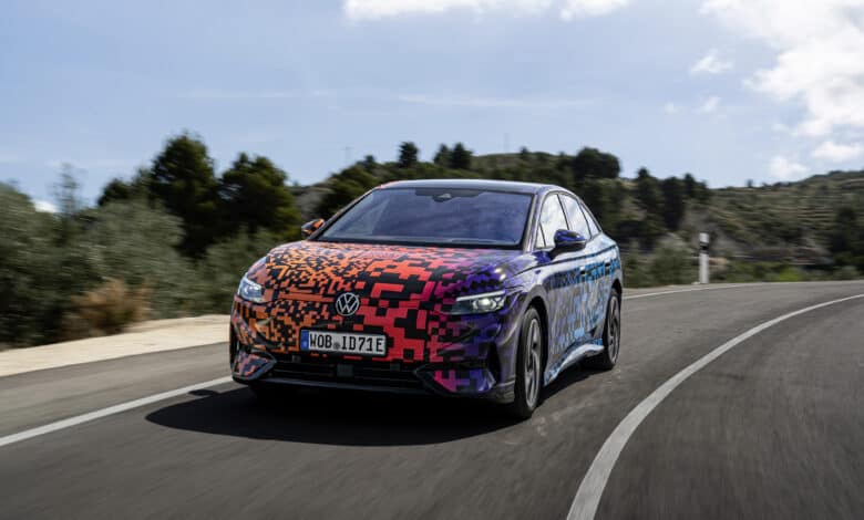 פולקסווגן ID7 עטופה במדבקה להסוואה בנסיעה על כביש בינעירוני