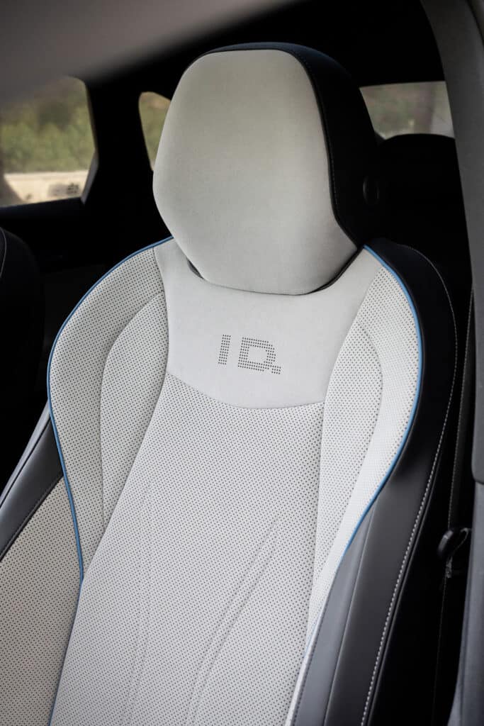 הכיתוב ID. על המושבים של פולקסווגן ID.7