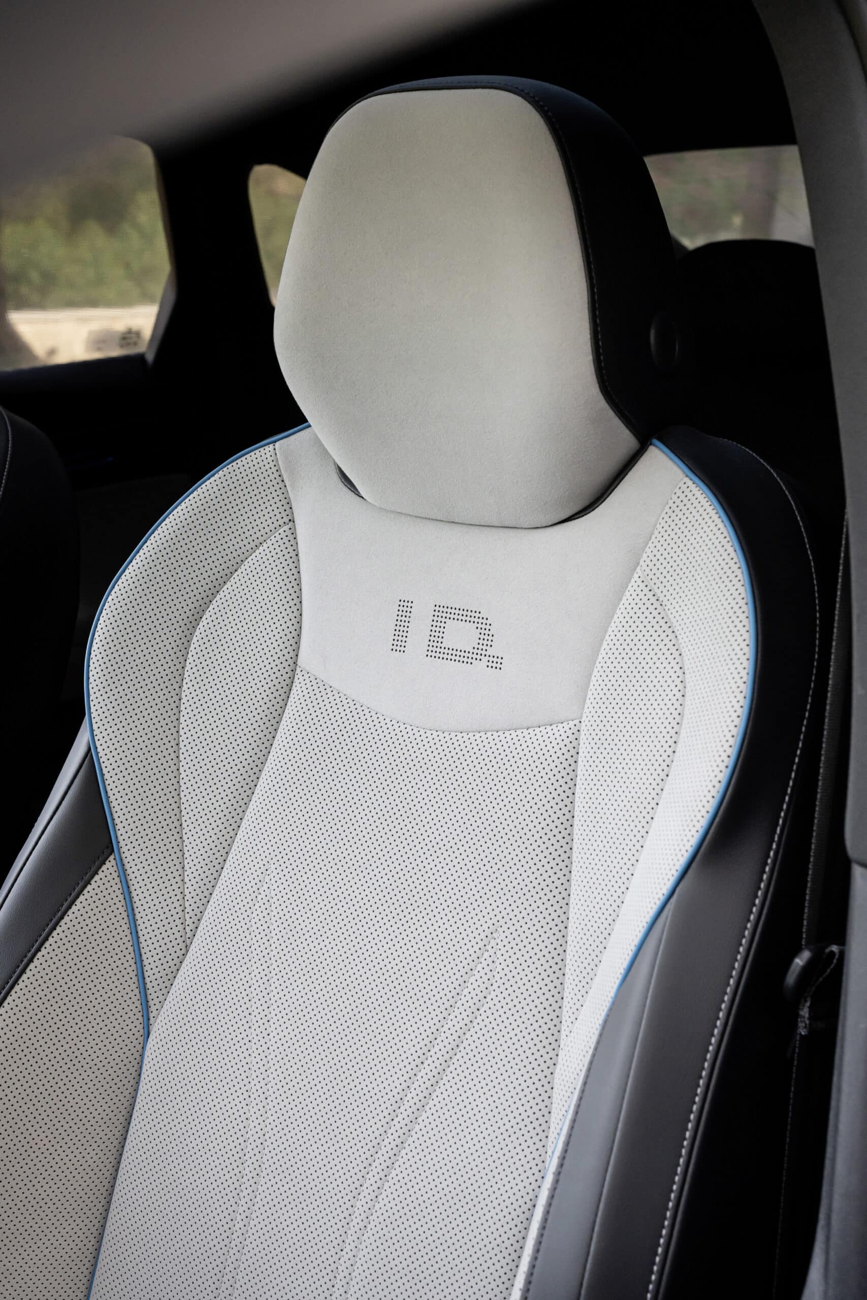 הכיתוב ID. על המושבים של פולקסווגן ID.7