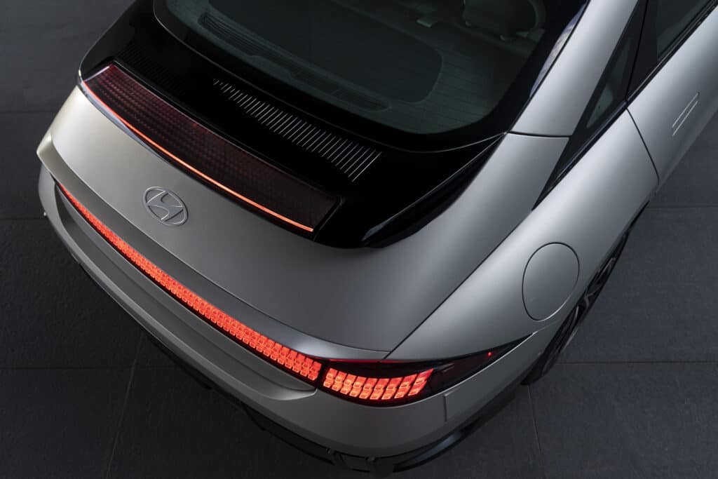 תאורת פיקסלים בחלק האחורי של האיוניק 6