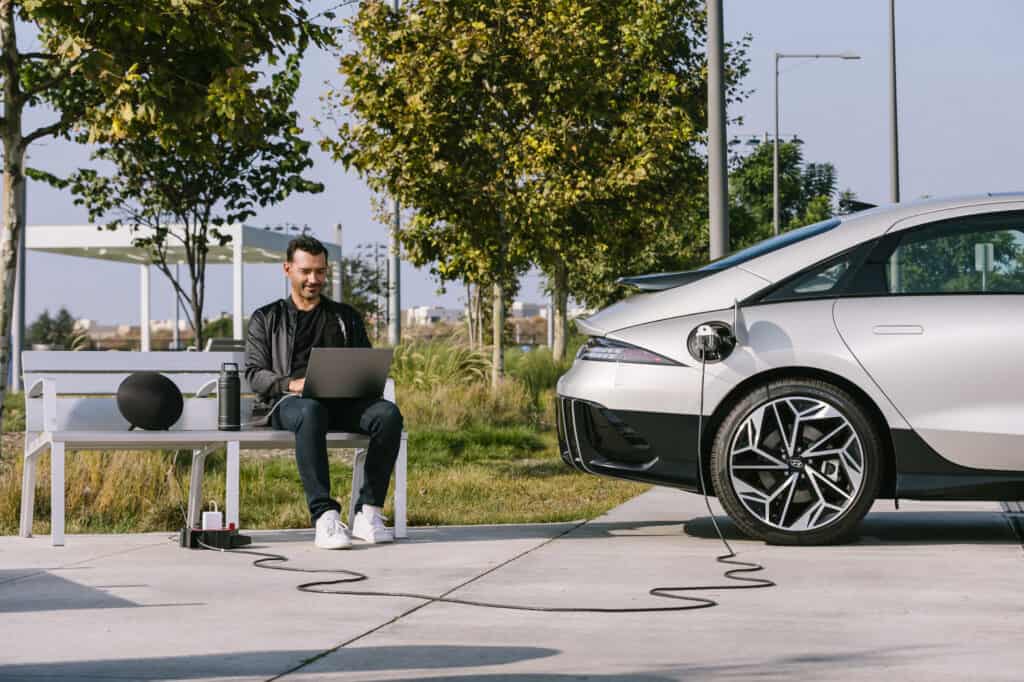 איוניק 6 מחוברת לעמדת טעינה לרכב חשמלי