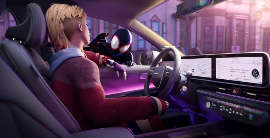 דמות מצוירת יושבת בתא הנהג של יונדאי איוניק 6 חשמלית ומדברת עם ספיידרמן שמציץ מחלון הנהג