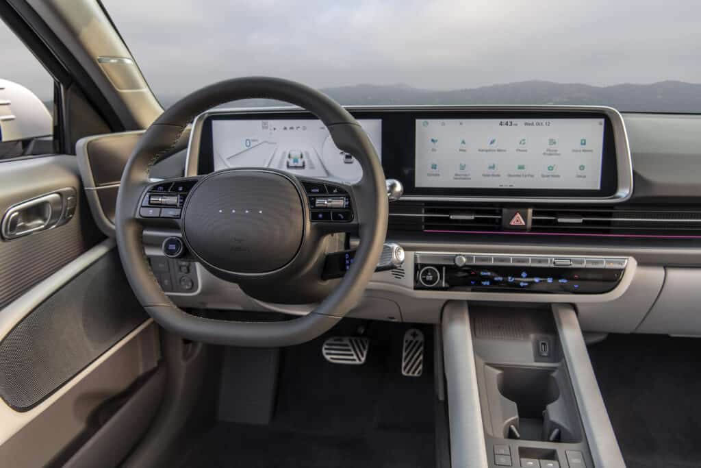 פנים הרכב ומערכת המולטימדיה של יונדאי איוניק 6