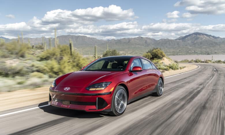 יונדאי איוניק 6 אדומה בנסיעה מהירה על כביש במדבר