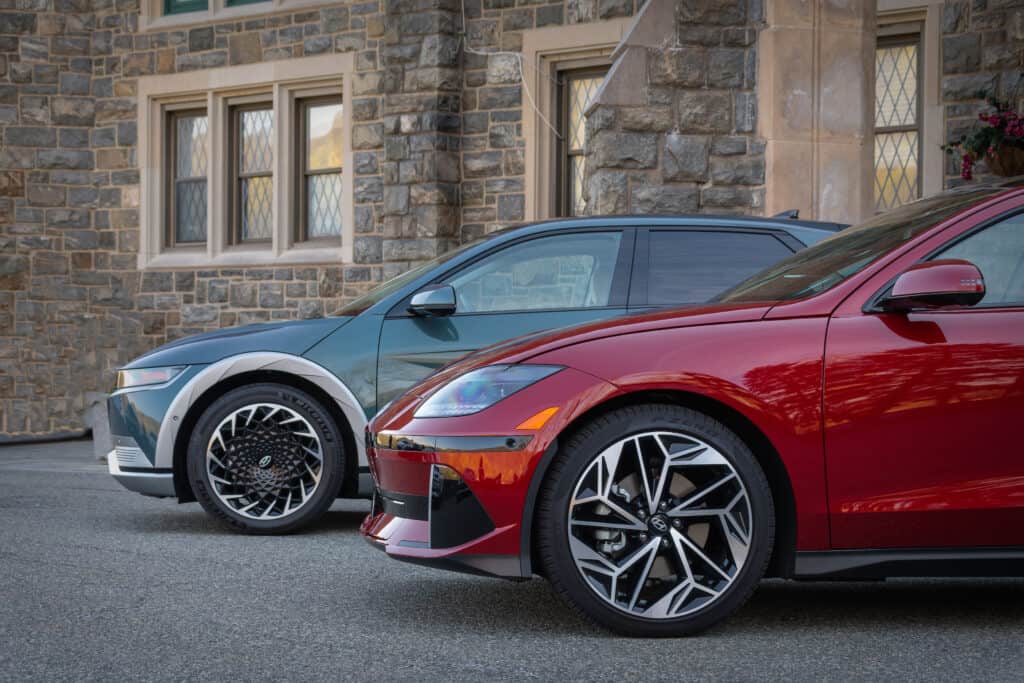 שני רכבים חשמליים מבית יונדאי עומדים זה לצד זה