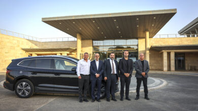 חברי הכנסת אברהם בצלאל, ארז מלול, יוראי להב-הרצנו ומיכל שיר ליד רכב חשמלי סקודה אניאק במשכן הכנסת