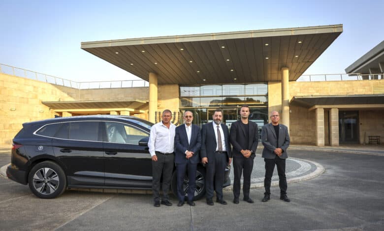 חברי הכנסת אברהם בצלאל, ארז מלול, יוראי להב-הרצנו ומיכל שיר ליד רכב חשמלי סקודה אניאק במשכן הכנסת