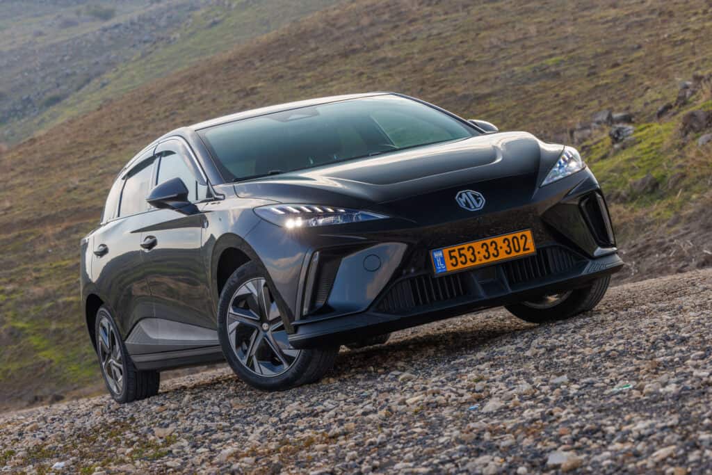 MG4 חשמלית בצבע שחור על כביש כורכר