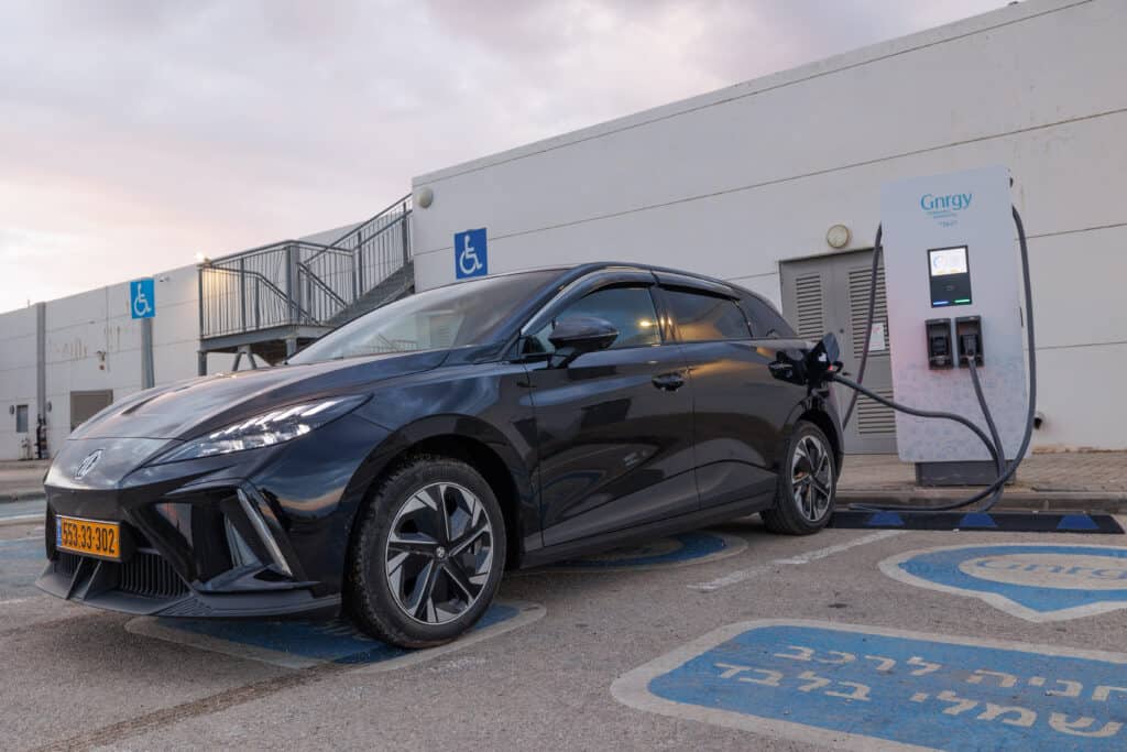 MG4 מחוברת לעמדת טעינה מהירה של ג׳ינרג׳י