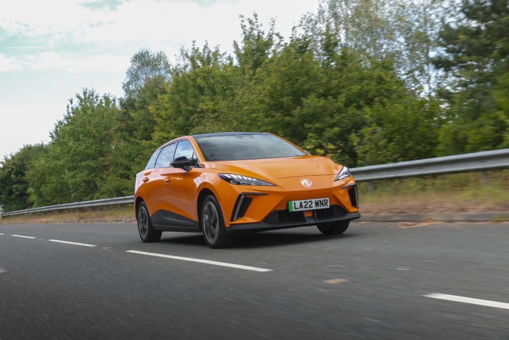 קרוסאובר חשמלי MG4 בנסיעה על כביש