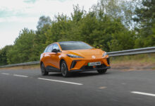 קרוסאובר חשמלי MG4 בנסיעה על כביש