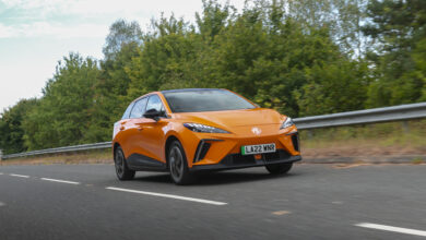 קרוסאובר חשמלי MG4 בנסיעה על כביש