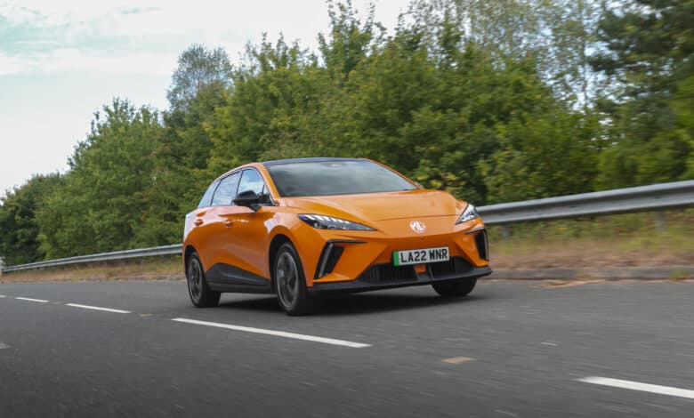 קרוסאובר חשמלי MG4 בנסיעה על כביש