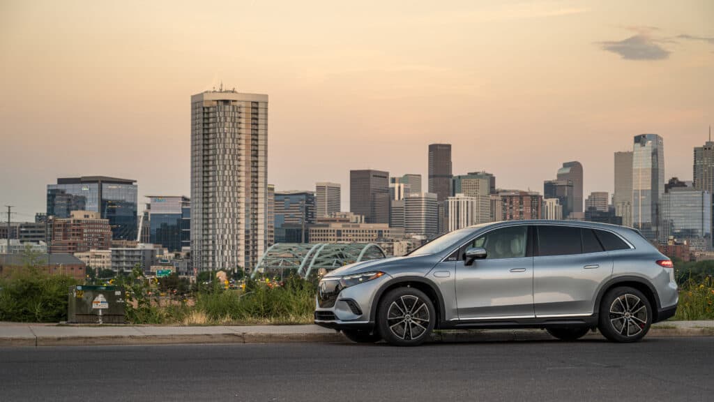 מבט צד על המרצדס EQS SUV עם רקע עירוני