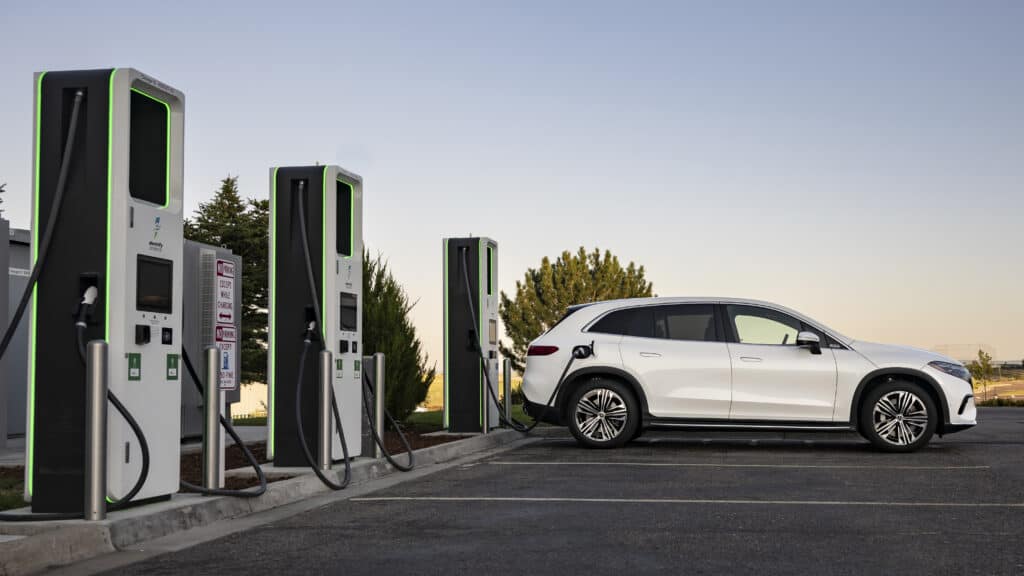 מרצדס EQS SUV מחבורת לעמדת טעינה מהירה לרכב חשמלי